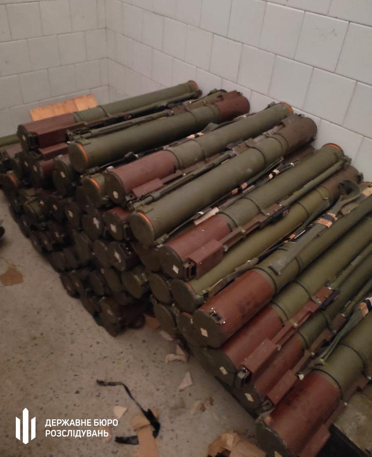 Гігантський арсенал зброї виявили на Донеччині. Фото: ДБР