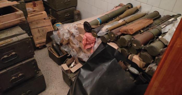 Гігантський арсенал зброї виявили на Донеччині. Фото: ДБР