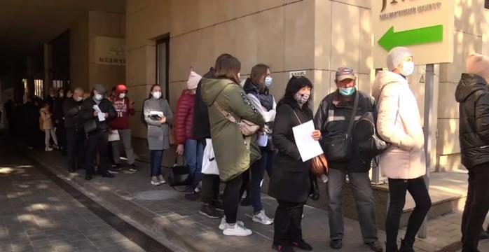 В Украине в разгаре кампания вакцинации от коронавируса, скриншот видео