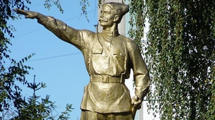 Чапаєва звалили – в Лубнах вночі знесли пам'ятник червоноармійцю. Фото: Шукач