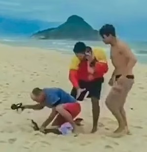 Бразилец во время схватки отбивался маленьким аллигатором. Скриншот с видео