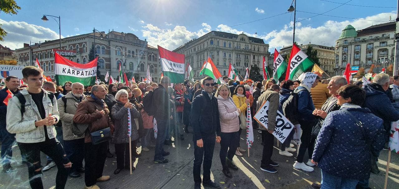 Венгров Закарпатье возят для массовки на митинги Орбана, фото - Виталий Глагола