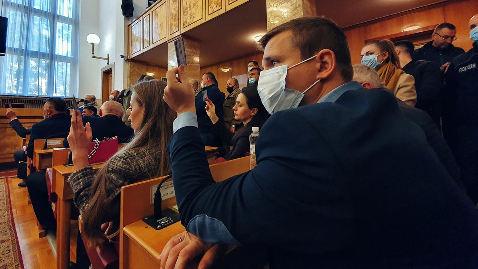 На тлі протестів медиків і освітян з сесії облради в Ужгороді втік голова зі "Слуги народу", фото - Суспільне