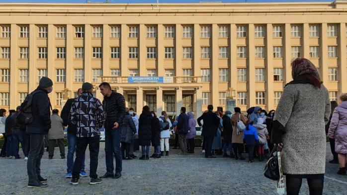 На тлі протестів медиків і освітян з сесії облради в Ужгороді втік голова зі "Слуги народу" (ФОТО)