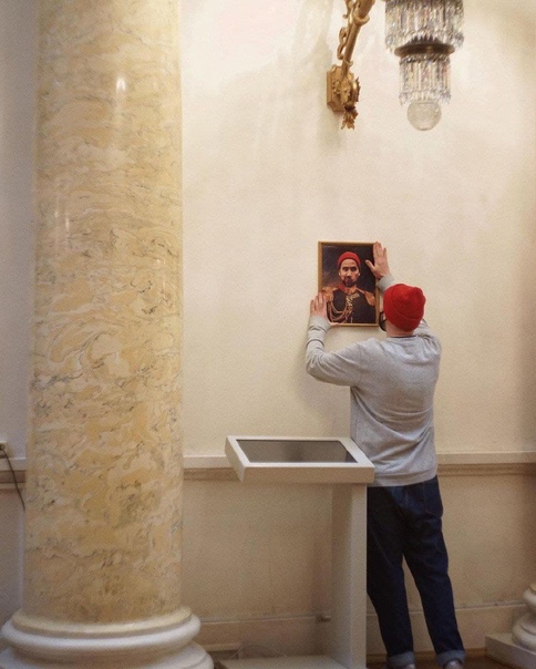 Росіянин повісив свій портрет в Ермітажі. Фото: «Фонтанка»