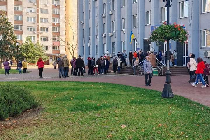 Киевляне стали в очереди за вакциной и забыли о социальной дистанции, фото - РБК