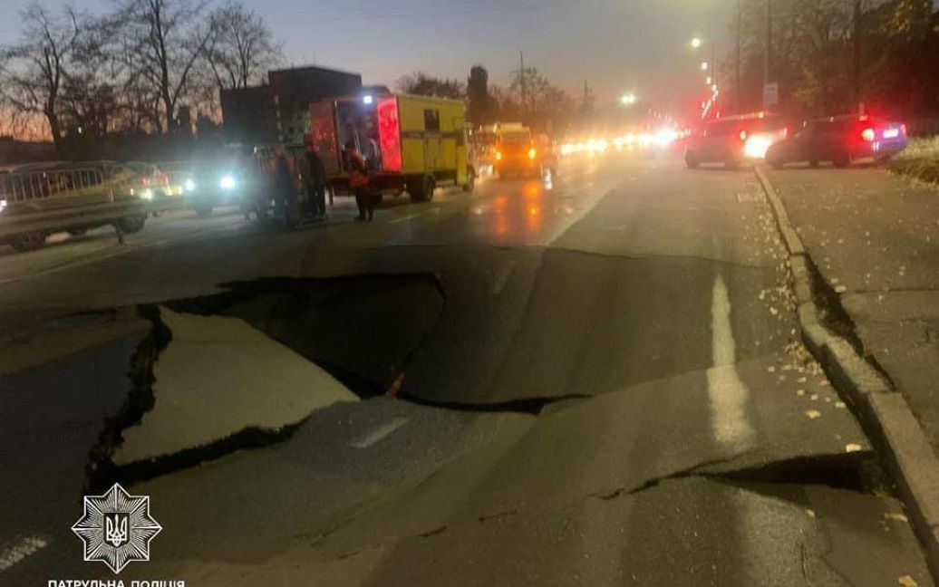 У Києві провалилася дорога на проспекті 