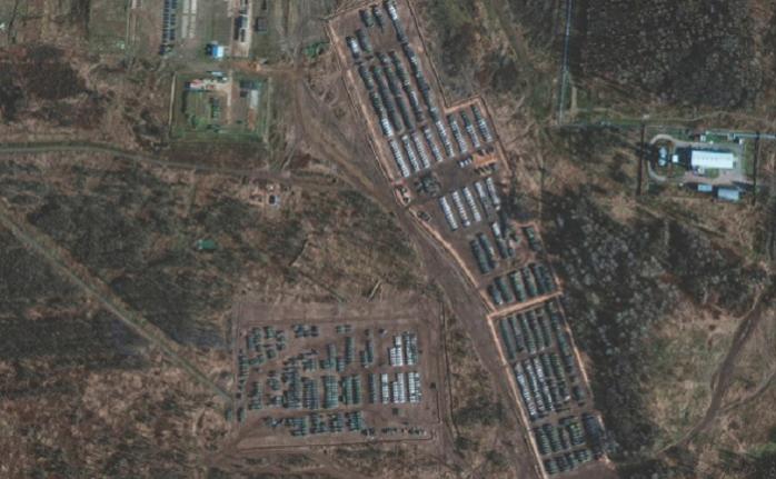 Супутникові фото військ РФ на кордоні з Україною показало Politico