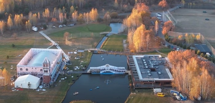 Для празднования юбилея Павла Фукса под Киевом построили «Венецию», скриншот видео