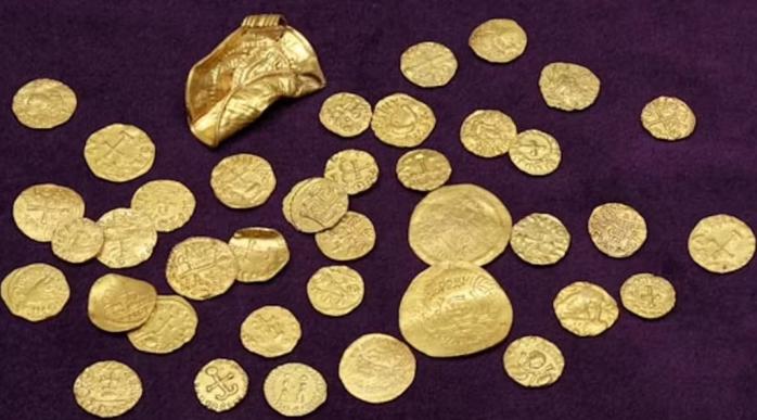 Рекордный клад золотых монет нашли в Британии
