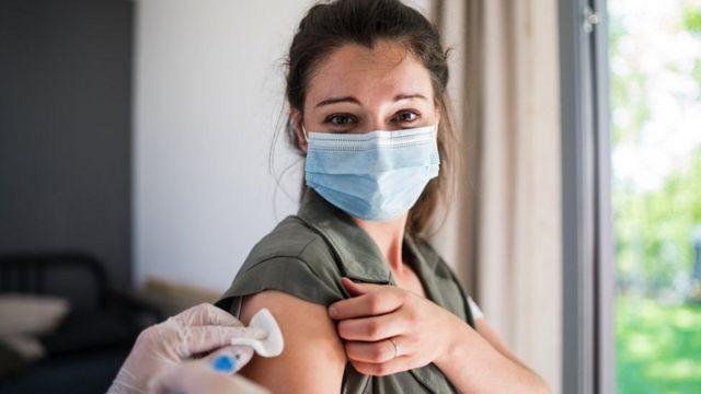 Вакцинированные британцы массово умирают от ковида. Фото: GETTY IMAGES