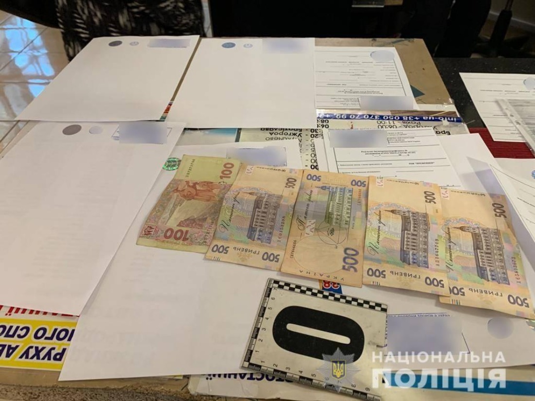Фейкові ковід-документи продавали на автостанції в Мукачеві. Фото: Нацполіція
