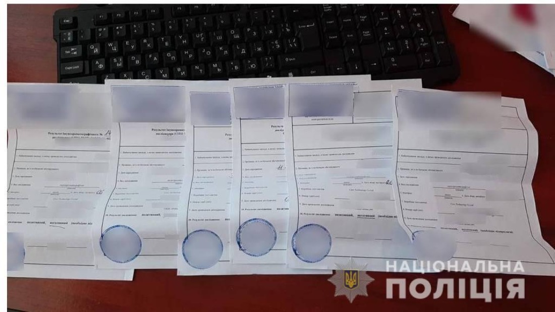 Фейкові ковід-документи продавали на автостанції в Мукачеві. Фото: Нацполіція