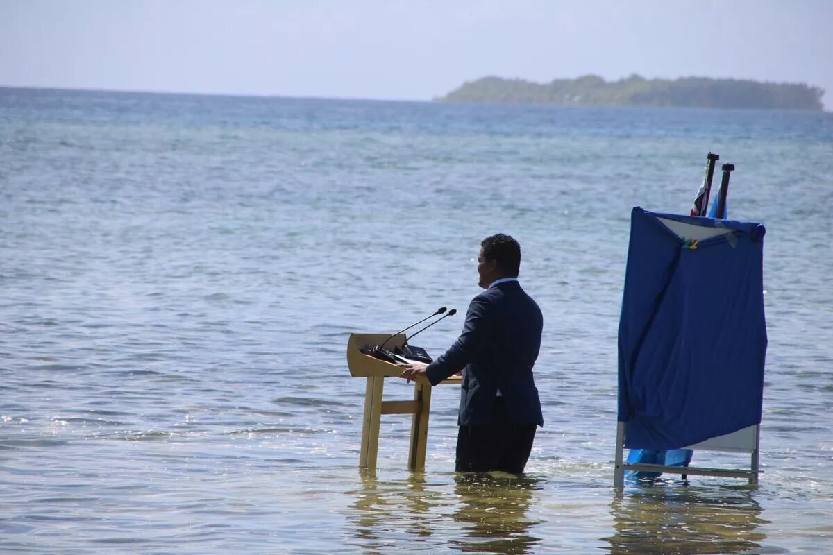 Министр в воде. Фото: Facebook