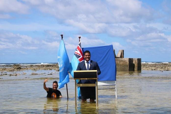 Министр в воде. Фото: Facebook