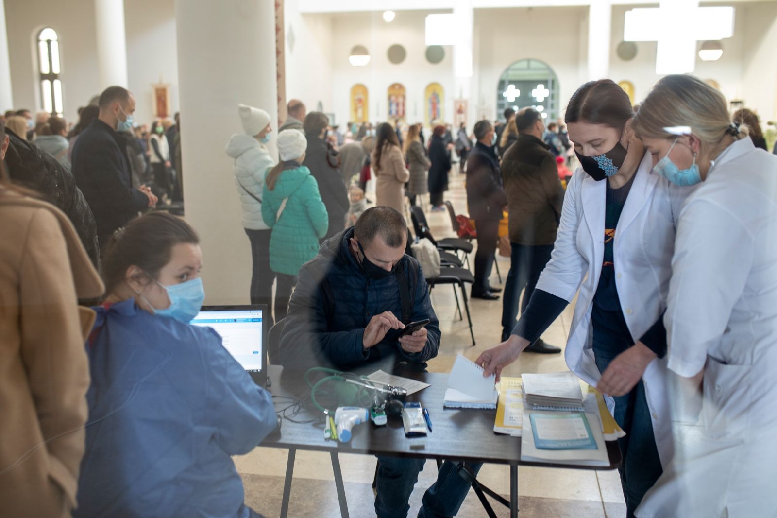 Пункт вакцинации впервые открыли в украинской церкви. Фото: Минздрав