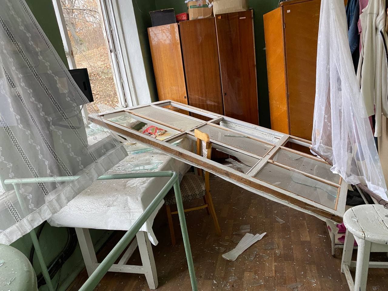 Наслідки обстрілів у селищі Світличне. Фото: Українська делегація у ТКГ