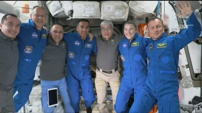 Американские астронавты перешли с борта Crew Dragon на МКС 