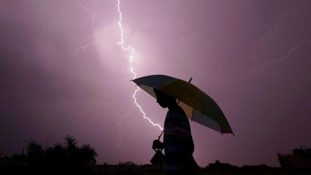 Больше 1 млн ударов молнии за ночь зарегистрировали в Австралии. Фото: RAKESH BAKSHI
