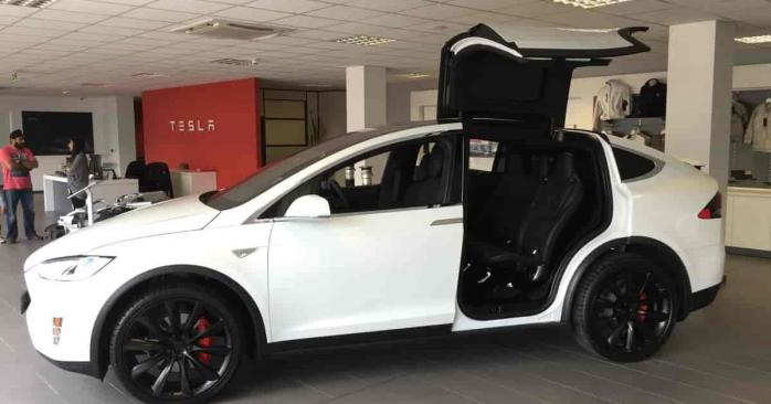 Автомобили Tesla продают без USB-портов, фото: Store norske leksikon