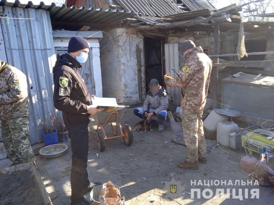 Наслідки обстрілу села Невельське. Фото: Нацполіція