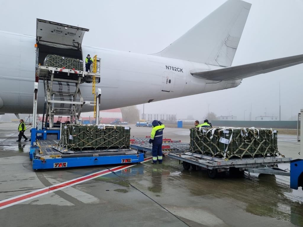 Американські боєприпаси прибули в аеропорт «Бориспіль». Фото: U.S. Embassy Kyiv Ukraine