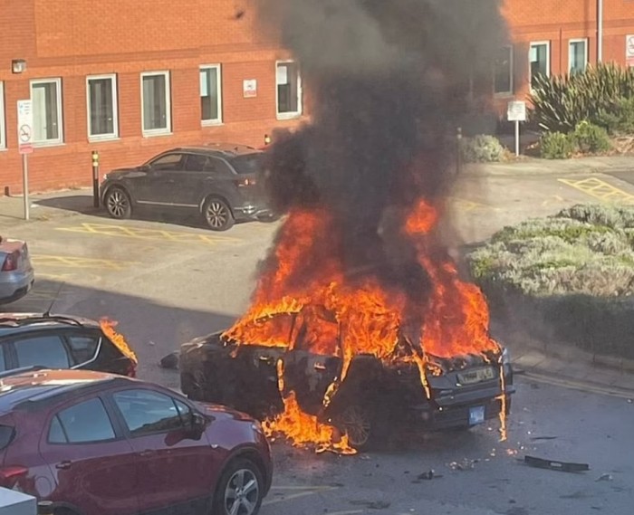 Подрыв автомобиля возле больницы в Ливерпуле, фото: The Daily Mail