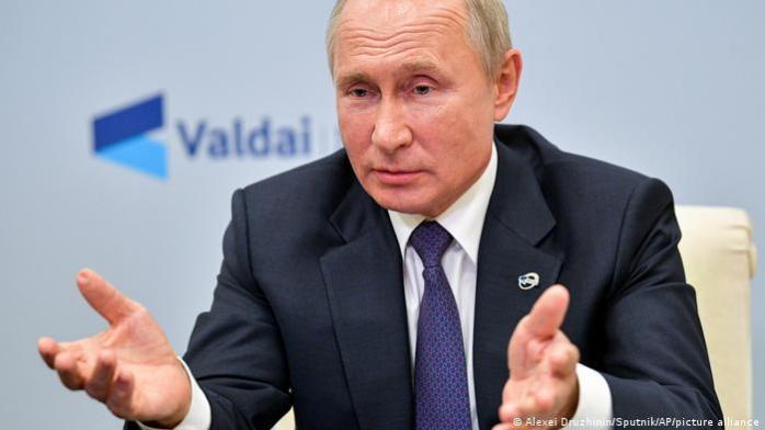 Путин подписал указ, которым «приравнял» товары из ОРДЛО к российским. Фото: DW