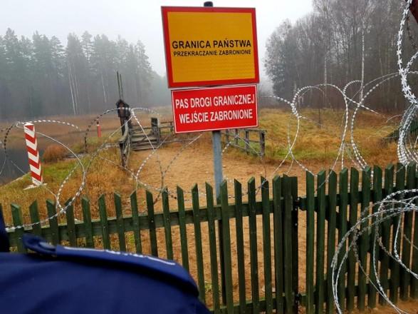 Біженці розбирають паркани на кордоні Польщі, Білорусь ігнорує. Фото: УП