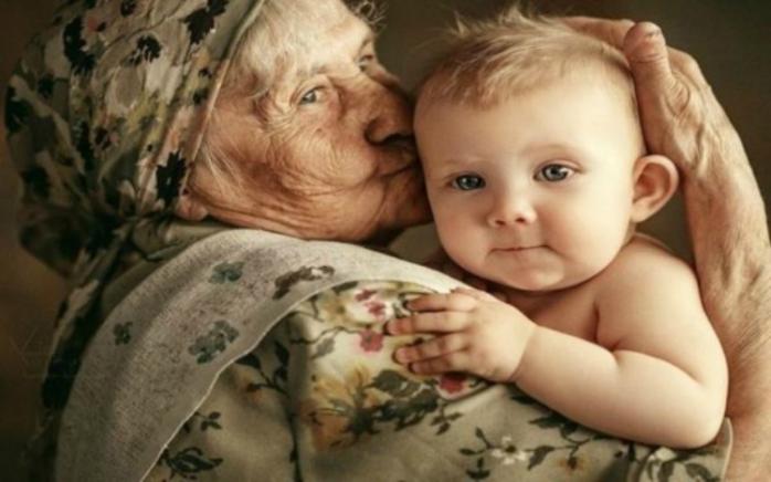 Бабусі люблять онуків більше, ніж власних дітей. Фото: shkola-zhyttia.com.ua