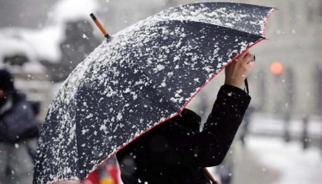 На вихідних Україну накриють дощі та мокрий сніг – де буде найгірше. Фото: Укрінформ