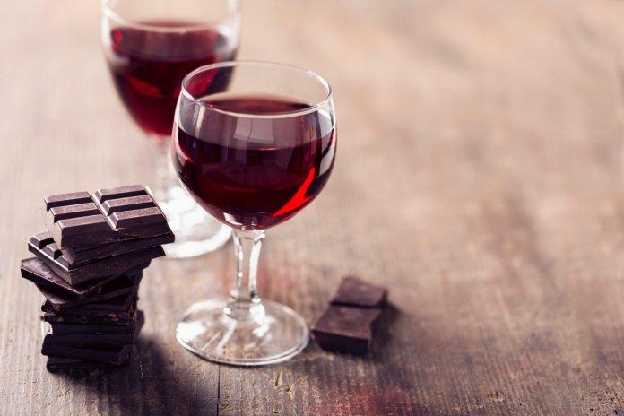 Міф про негативний вплив вина, шоколаду і кави на здоров'я розвіяв лікар. Фото: winestreet.ru