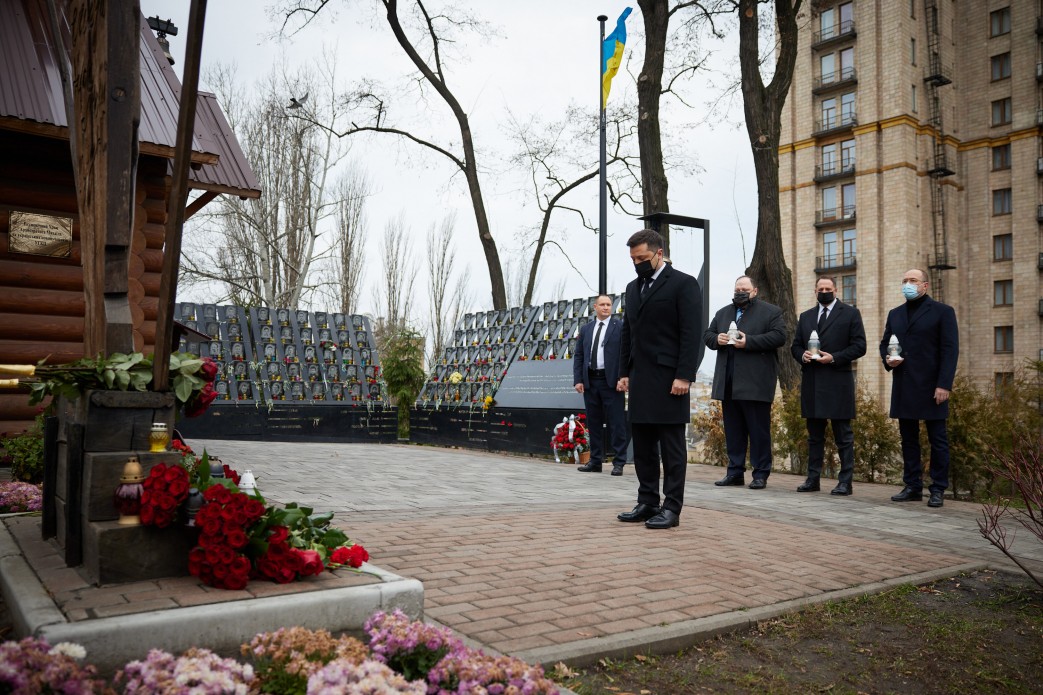 Зеленский почтил память Героев Небесной сотни. Фото: Офис президента