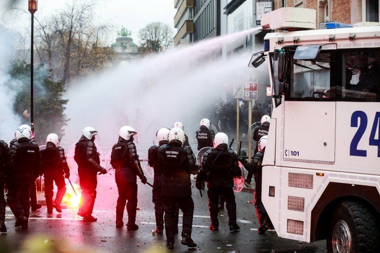 Європа проти антиковідних заходів – на вулиці вийшли десятки тисяч, фото - BBC 