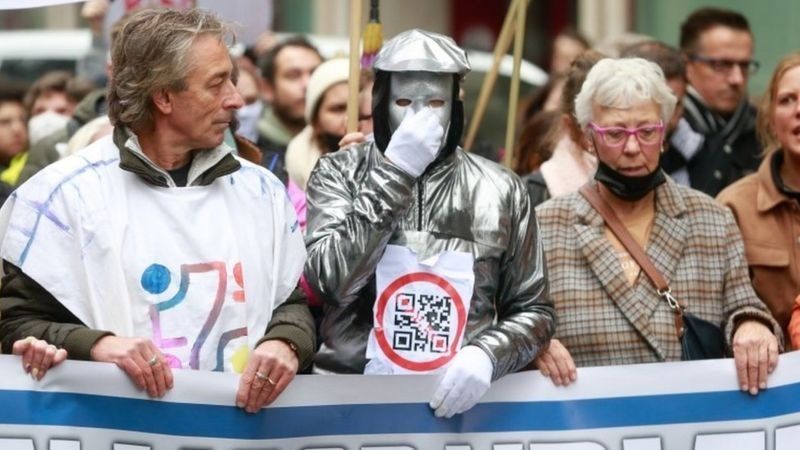 Європа проти антиковідних заходів – на вулиці вийшли десятки тисяч, фото - BBC 