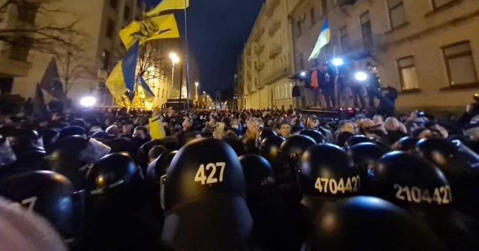 Під час акції біля будівлі Офісу президента, фото: «Друзі Динамо»
