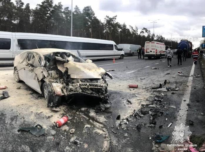 Ford влетел в бензовоз на Бориспольской трассе и сгорел, фото - Патрульная полиция