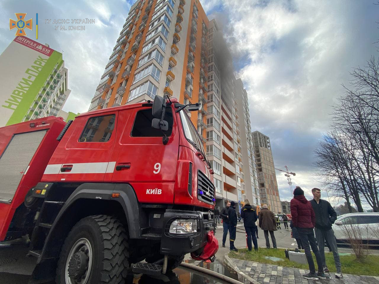 В Киеве горела 16-этажка, люди застряли в лифте. Фото: ГСЧС