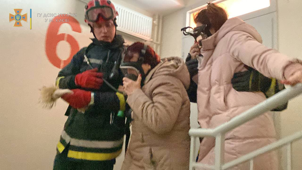 У Києві горіла 16-поверхівка, люди застрягли у ліфті. Фото: ДСНС