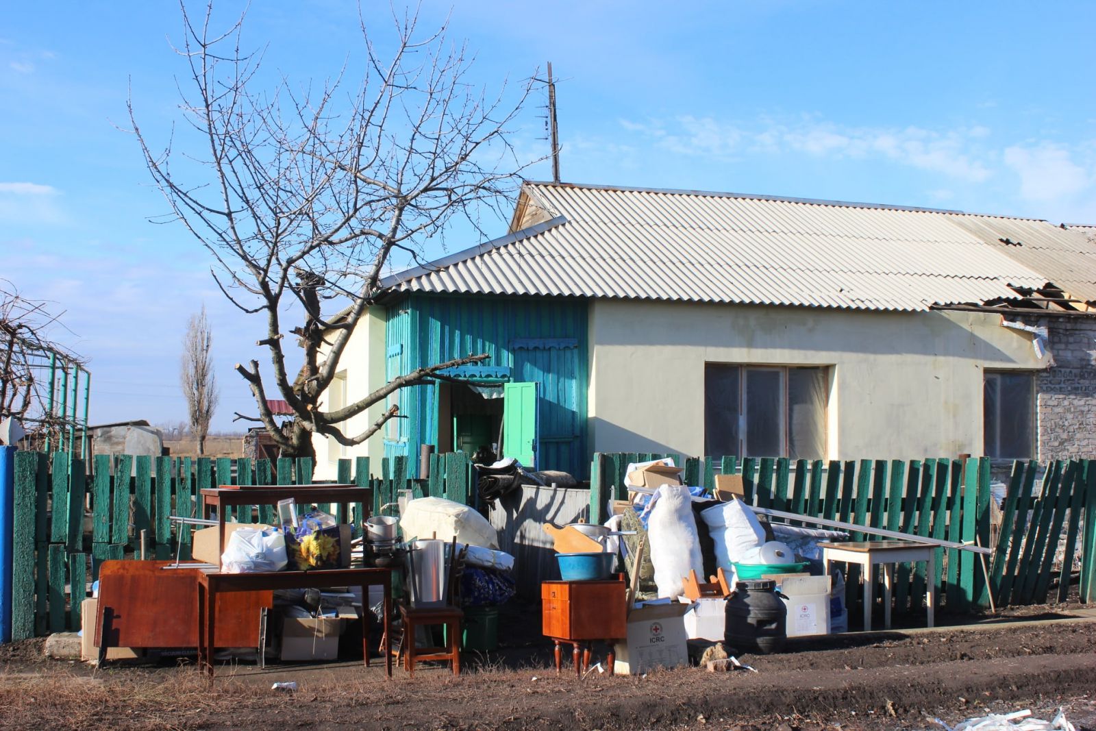 Жителі Невельського виїжджають з села. Фото: Evgeny Kaplin у Facebook