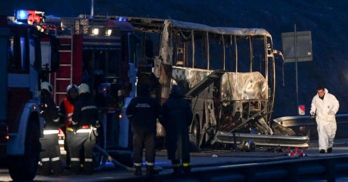 У Болгарії під час руху згорів автобус, фото: EPA