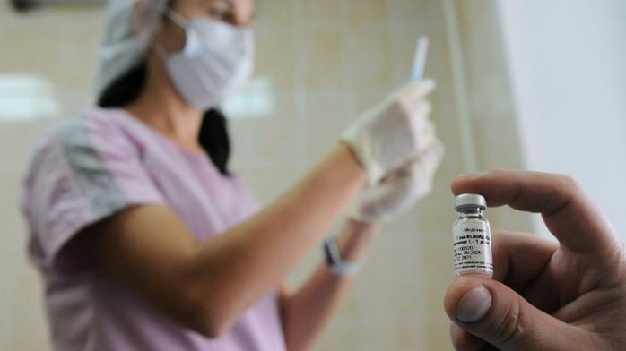 Чи потрібно після ковіду вакцинуватися. Фото: novochgrad.ru