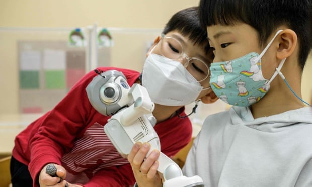 Роботы в детсадах Южной Кореи. Фото: The Guardian