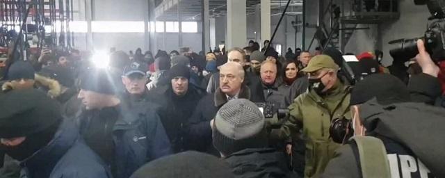 Мігранти Лукашенка влаштували йому овацію на кордоні
