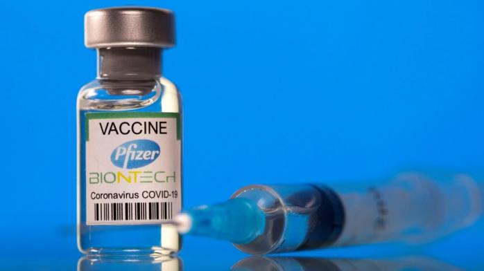 Вакцина BioNTech и Pfizer. Фото: voanews.com