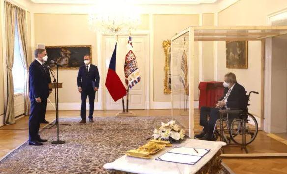 Больной коронавирусом президент Чехии работает в стеклянном колпаке. Фото: Твиттер