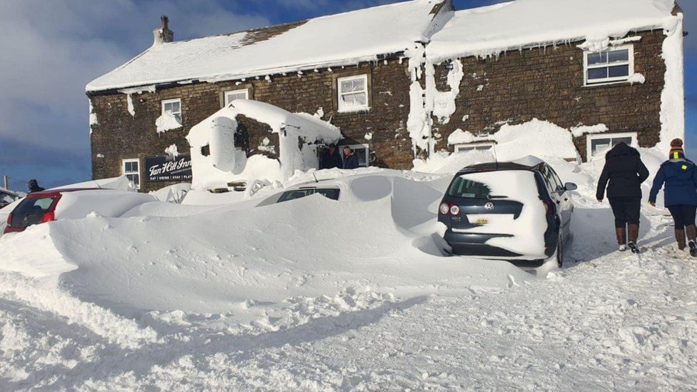 Британський паб замело снігом. Фото: BBC
