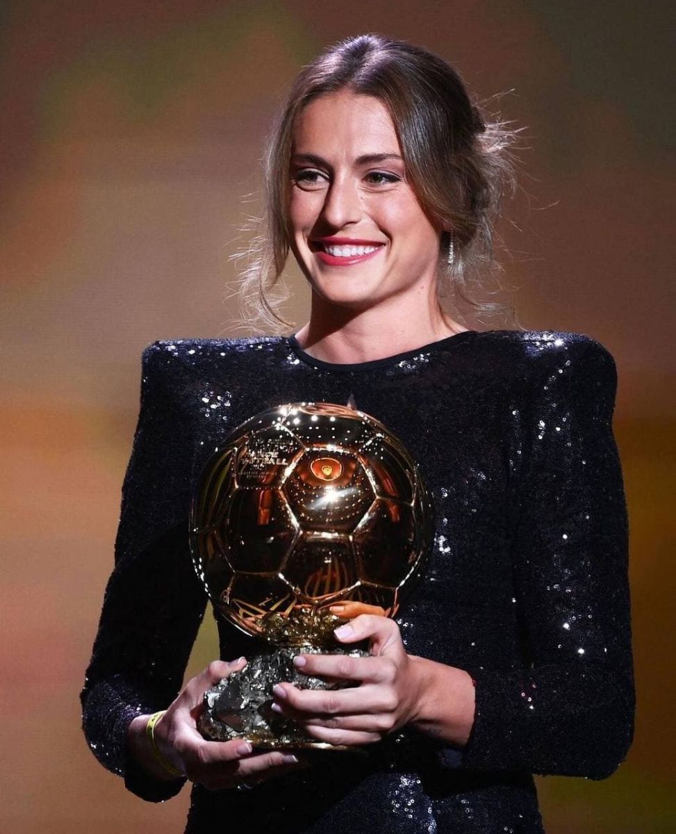 Алексия Путейяс получает женский «Золотой мяч». Полузащитница «Барселоны»
