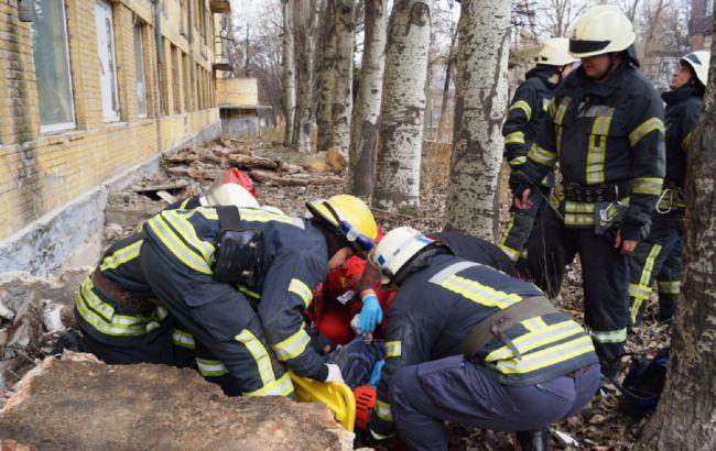 Балкон обвалился в Запорожье, погиб 36-летний мужчина. Фото: ГСЧС