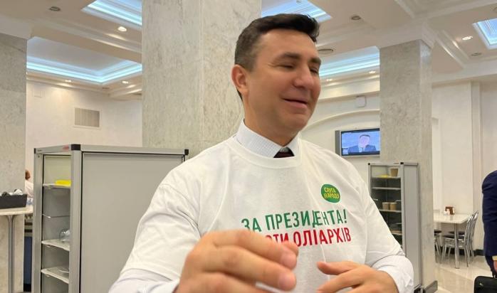 «За президента, против олигархов» - «слуг» одели в футболки за Зеленского